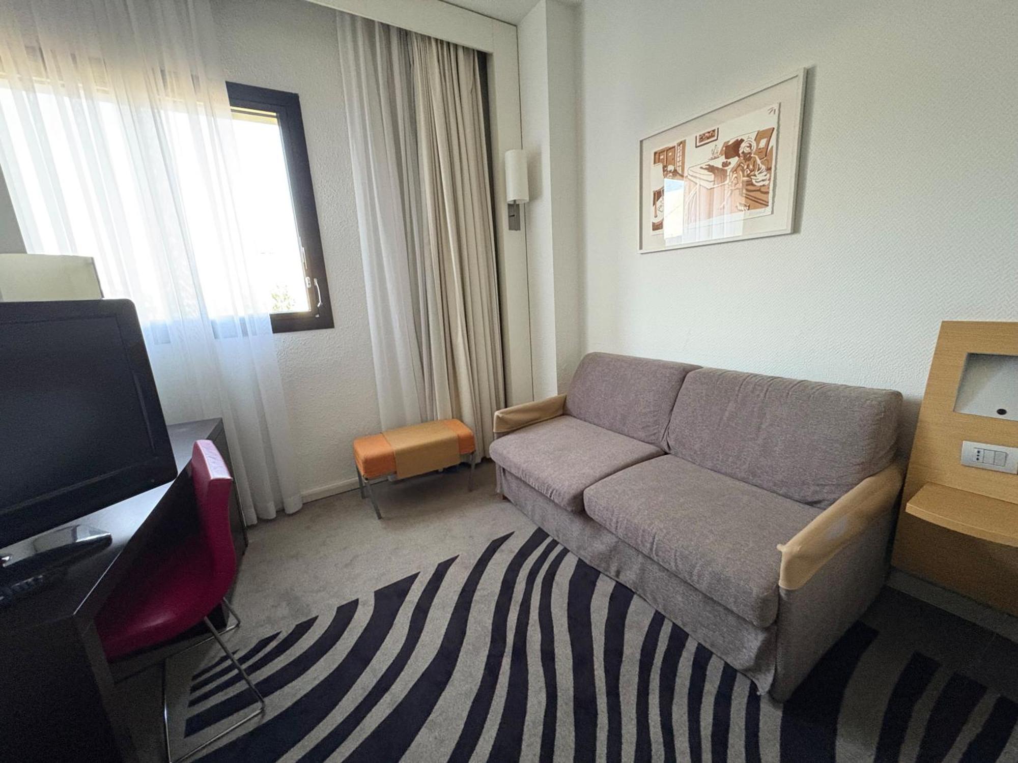 Hotel Ibis Milano Ca' Granda Esterno foto