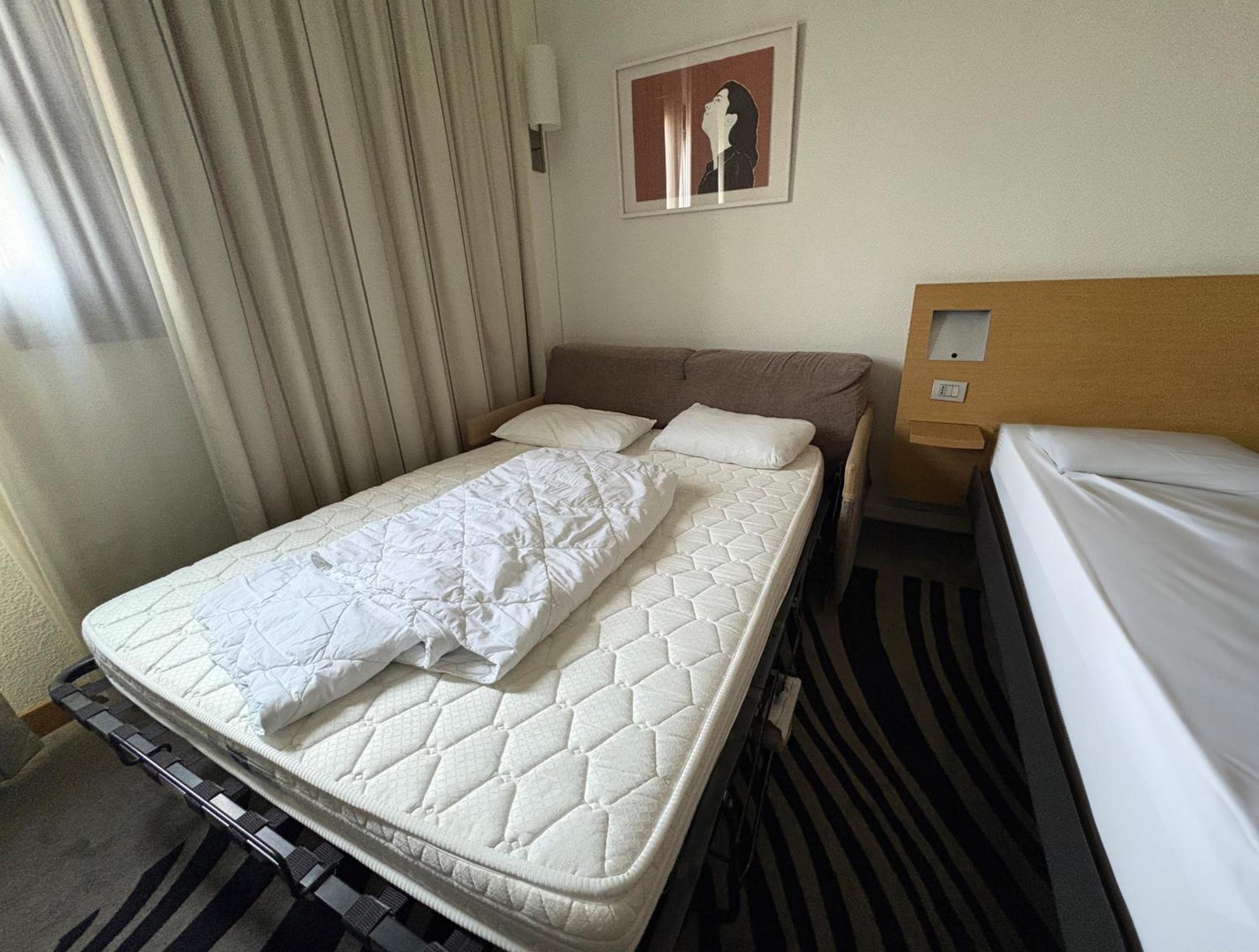Hotel Ibis Milano Ca' Granda Esterno foto