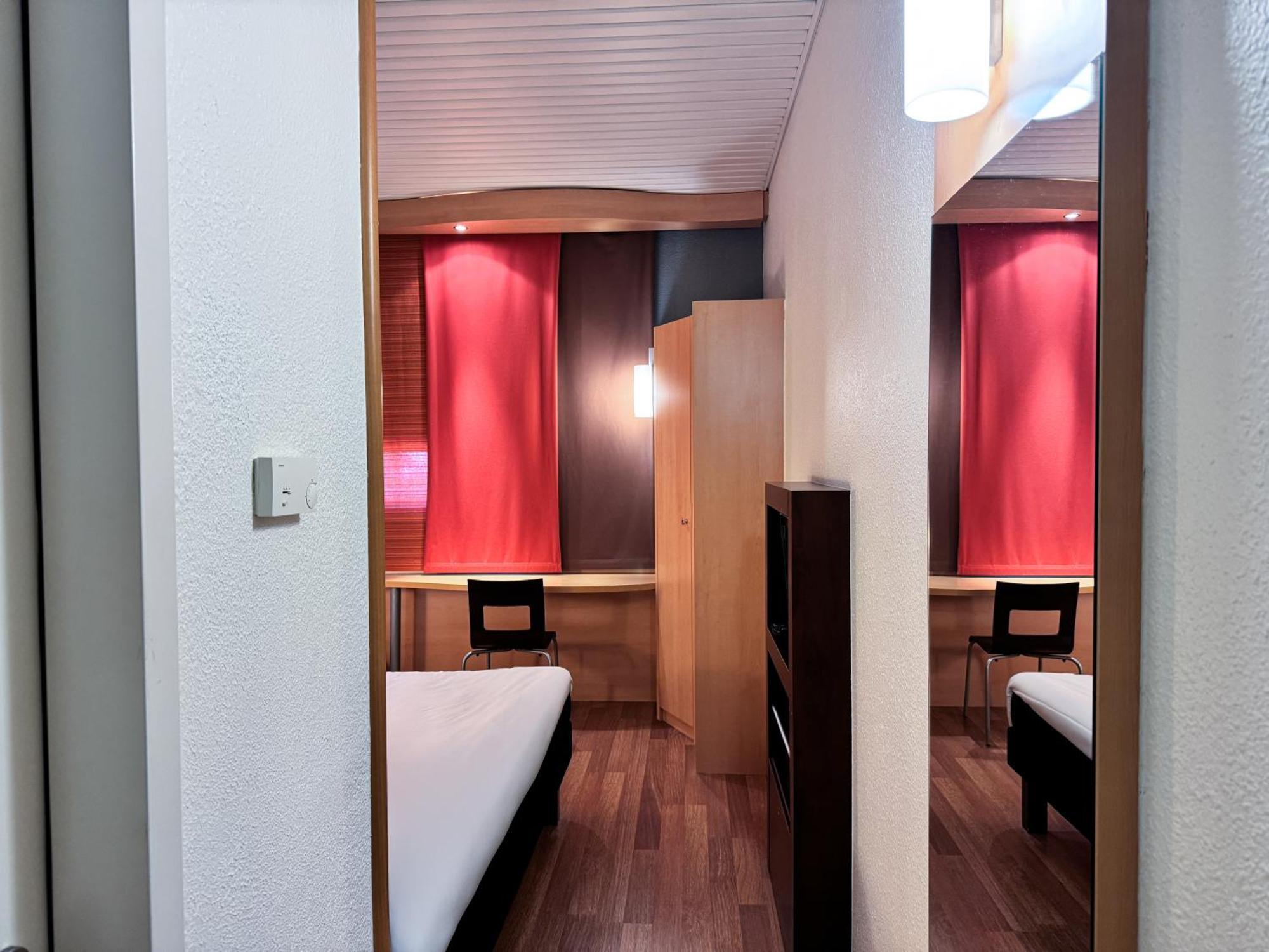 Hotel Ibis Milano Ca' Granda Esterno foto