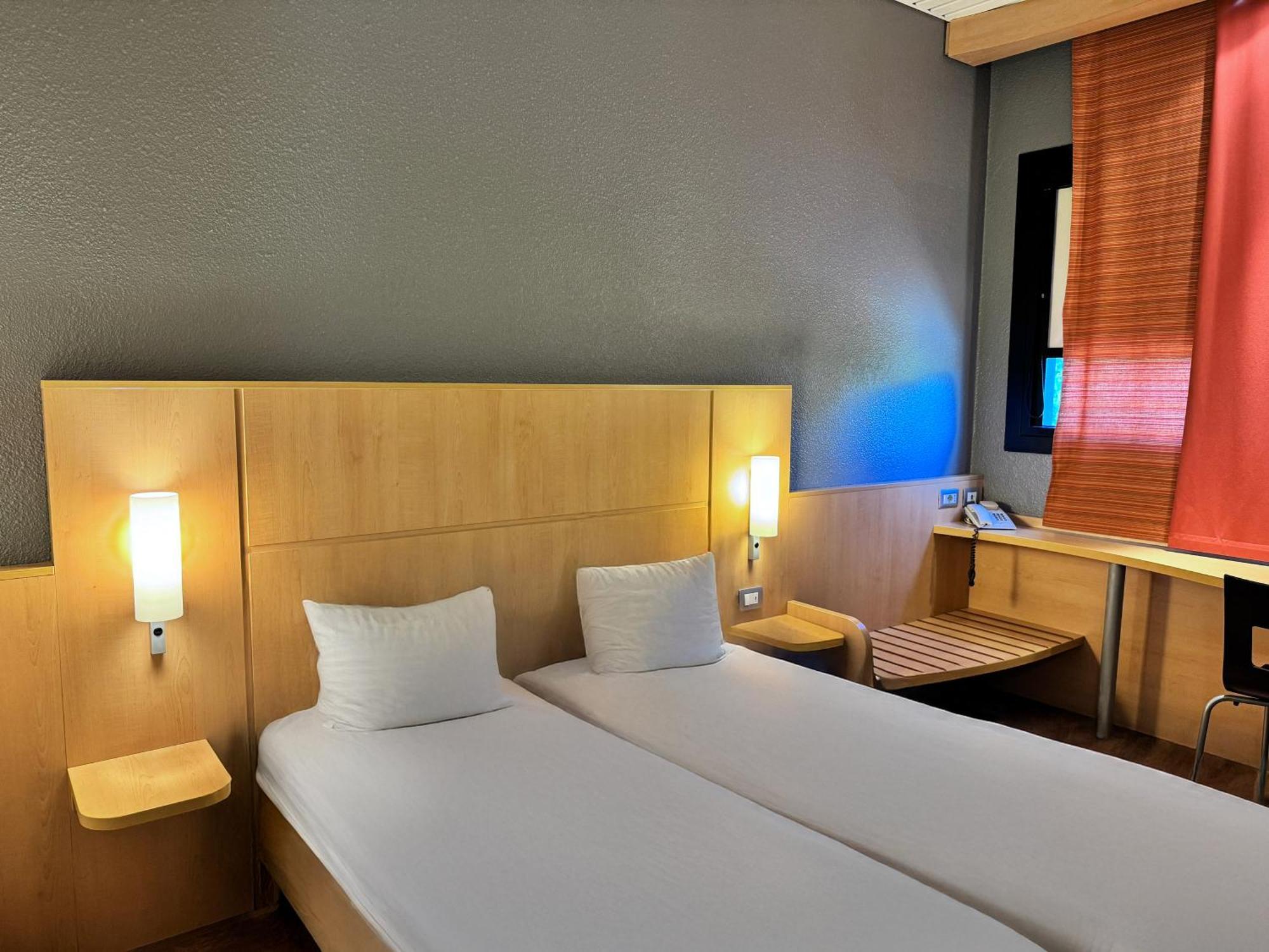 Hotel Ibis Milano Ca' Granda Esterno foto