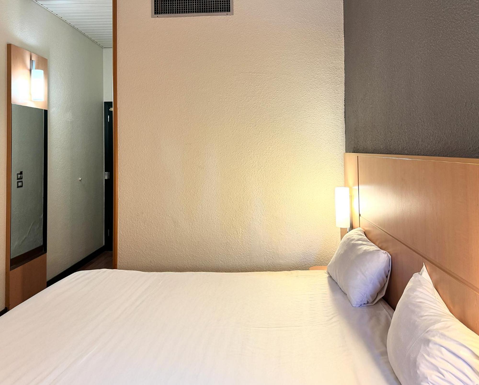 Hotel Ibis Milano Ca' Granda Esterno foto