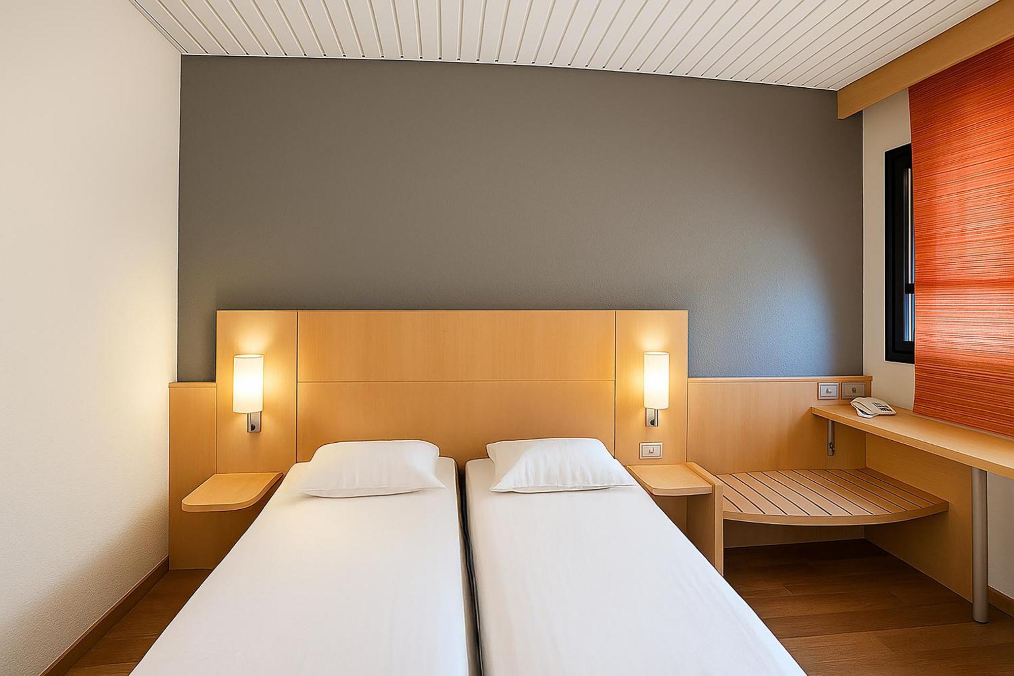 Hotel Ibis Milano Ca' Granda Esterno foto