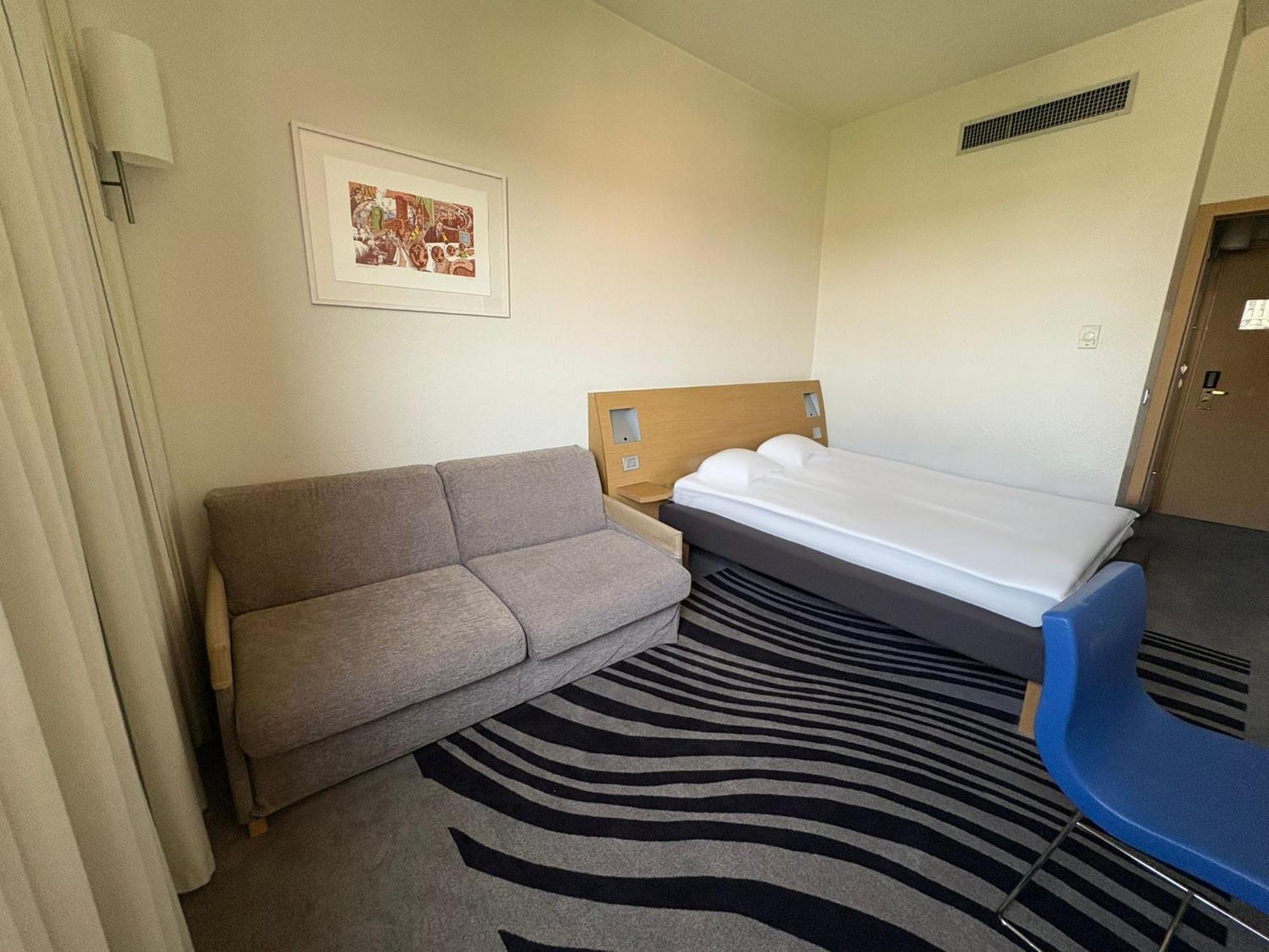Hotel Ibis Milano Ca' Granda Esterno foto