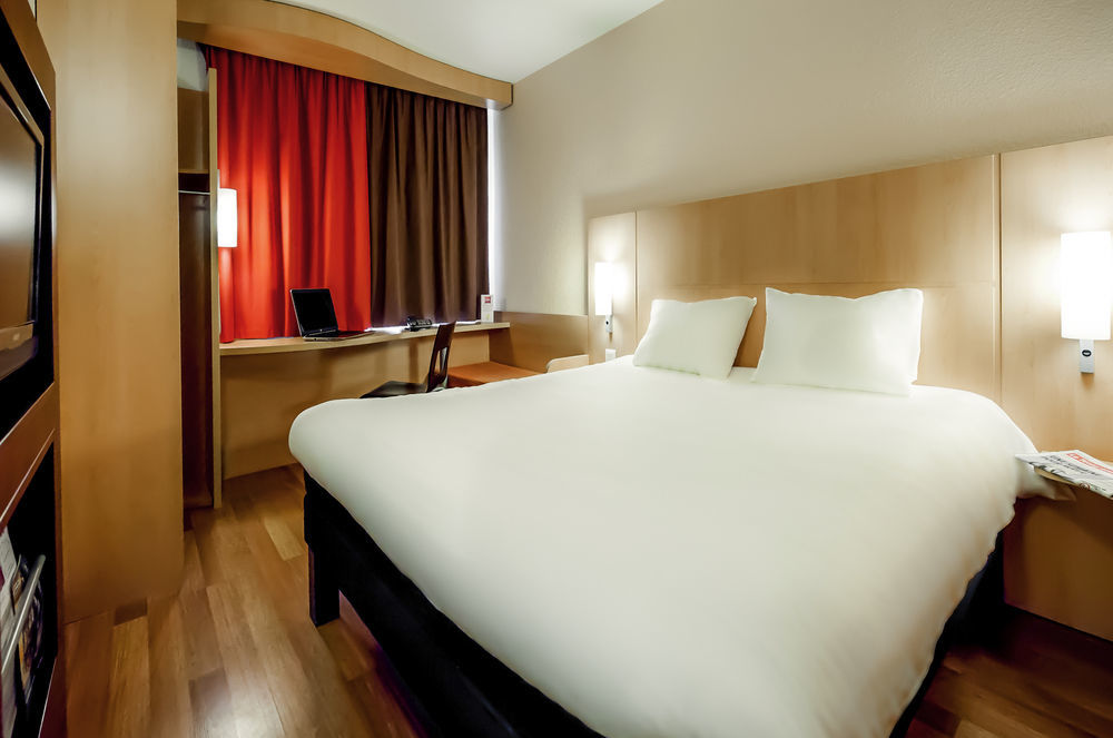 Hotel Ibis Milano Ca' Granda Esterno foto