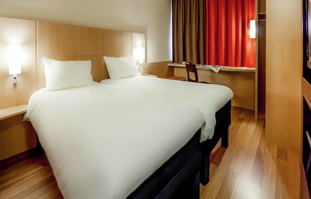 Hotel Ibis Milano Ca' Granda Esterno foto