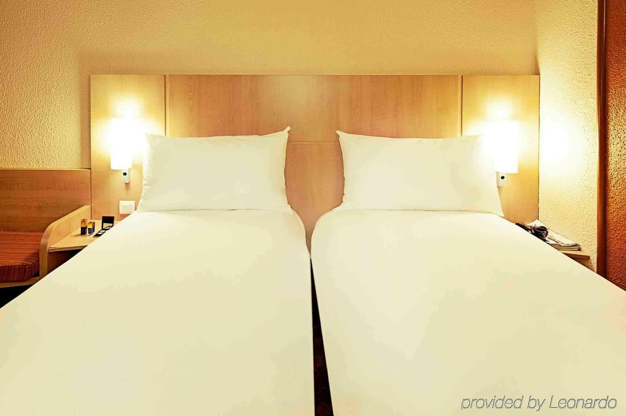 Hotel Ibis Milano Ca' Granda Esterno foto